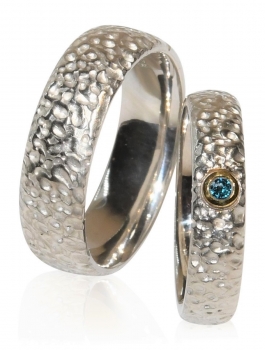 Eheringe aus Silber mit strukturierter Oberfläche und Brillant - blau behandelt in Gold gefasst